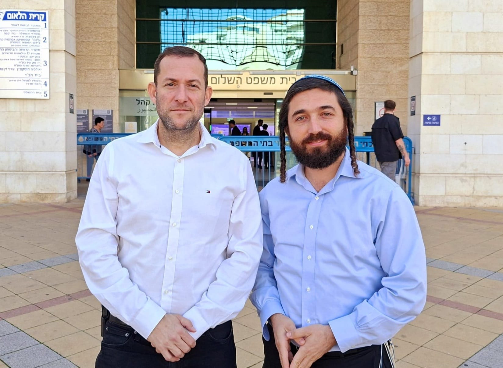 דגן וסוכות ביציאה מבית משפט