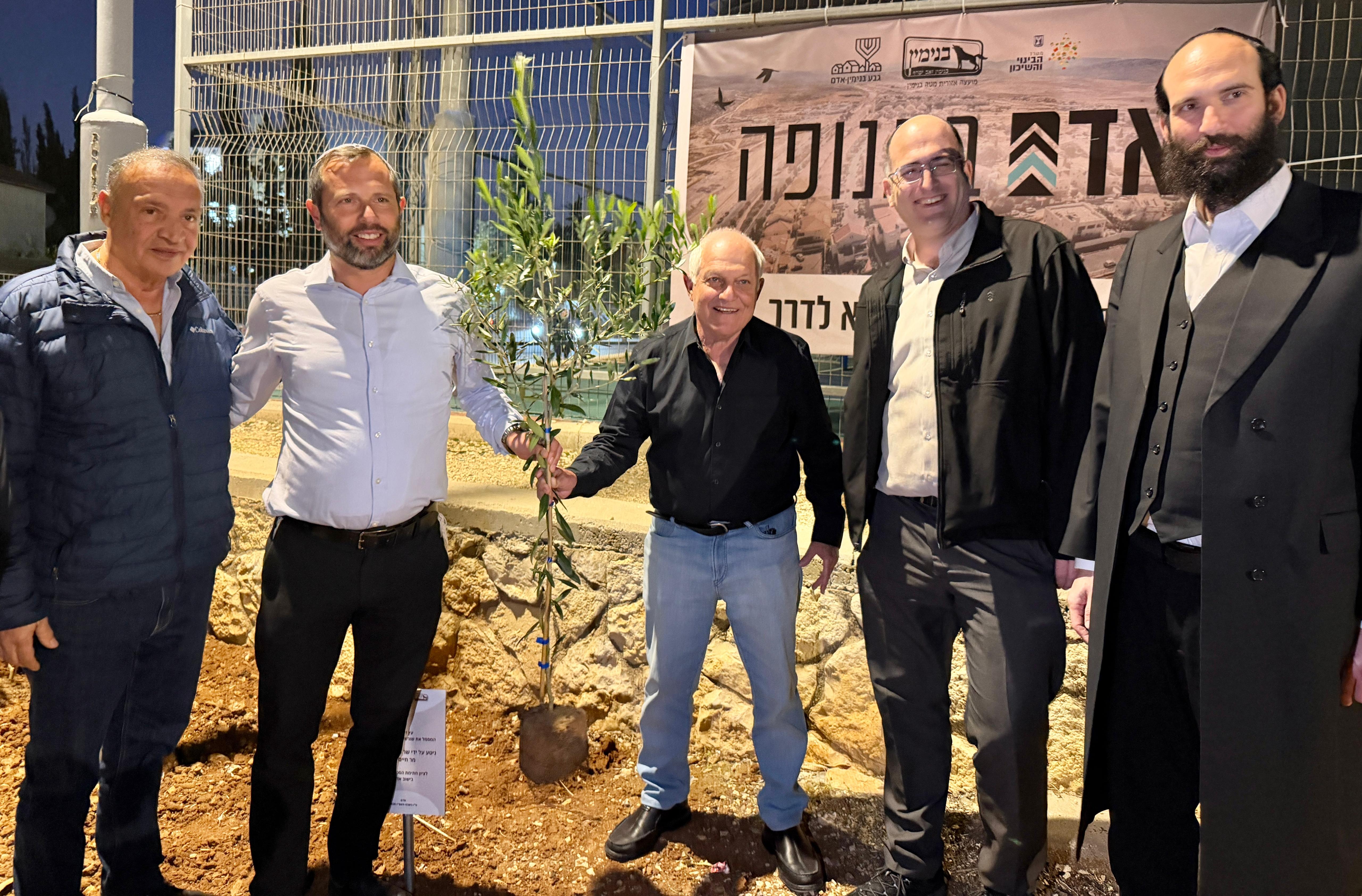 שותלים עץ במעמד