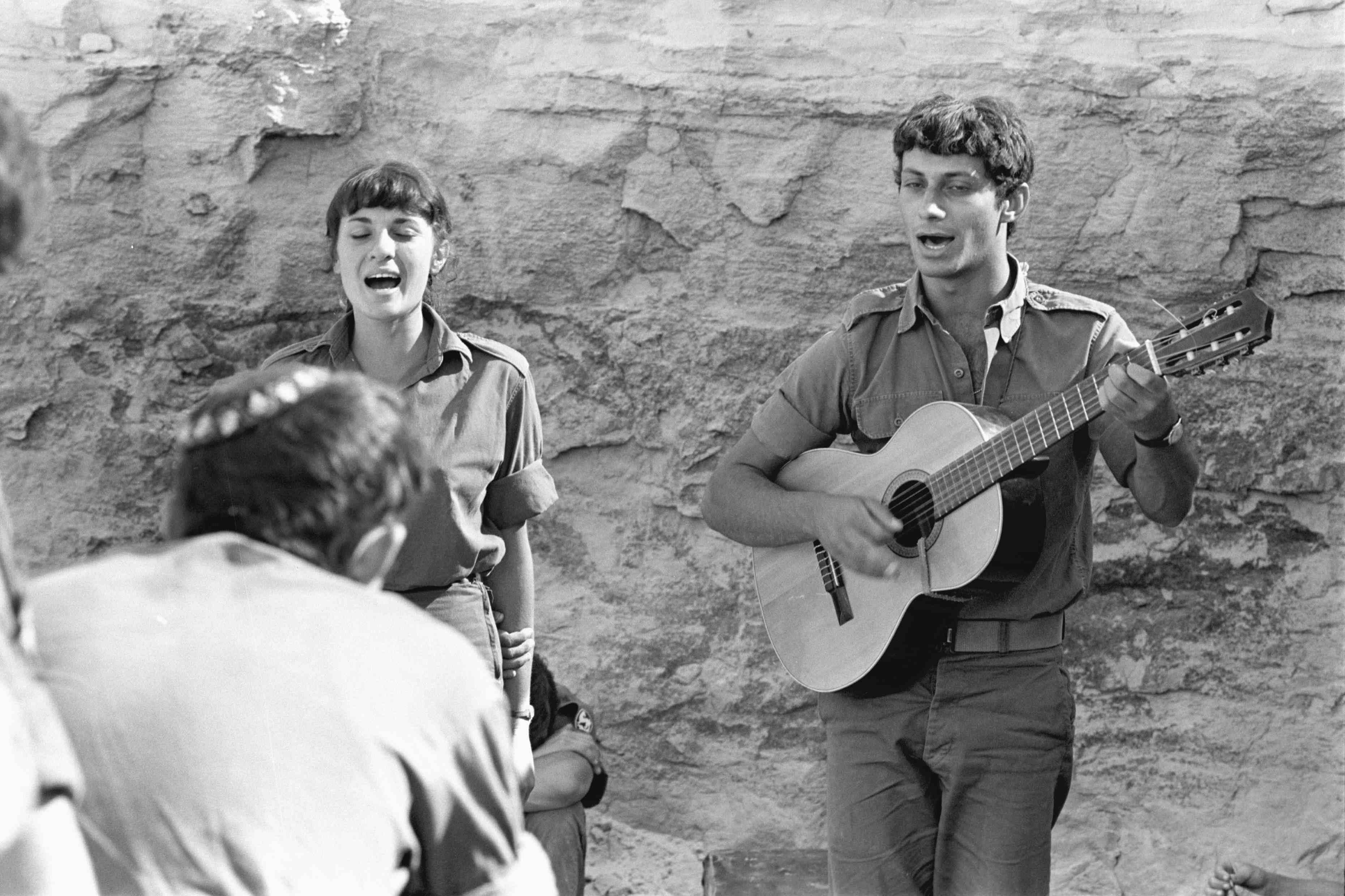 מתי כספי בהופעה בפני חיילים