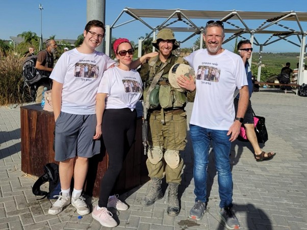 שלומי הי"ד עם משפחתו