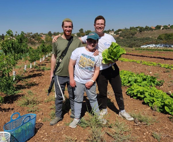 שלומי הי"ד עם אחיו מתן (מימין) ולהב (באמצע)