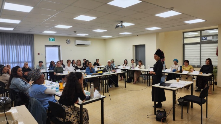 המרצה יקירה כהן במכללת "צמאה נפשי"