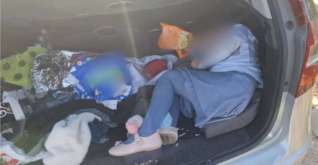 הילדה בתא המטען