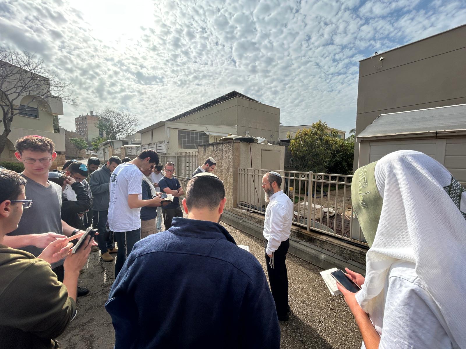 תלמידי ישיבת עכו וראש הישיבה הרב יוסי שטרן 