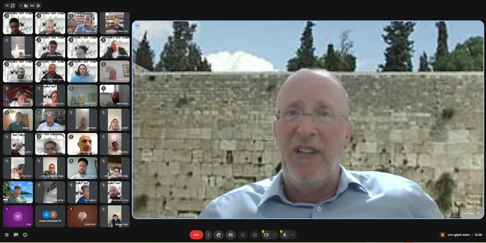 הרב די בזום עם התלמידים
