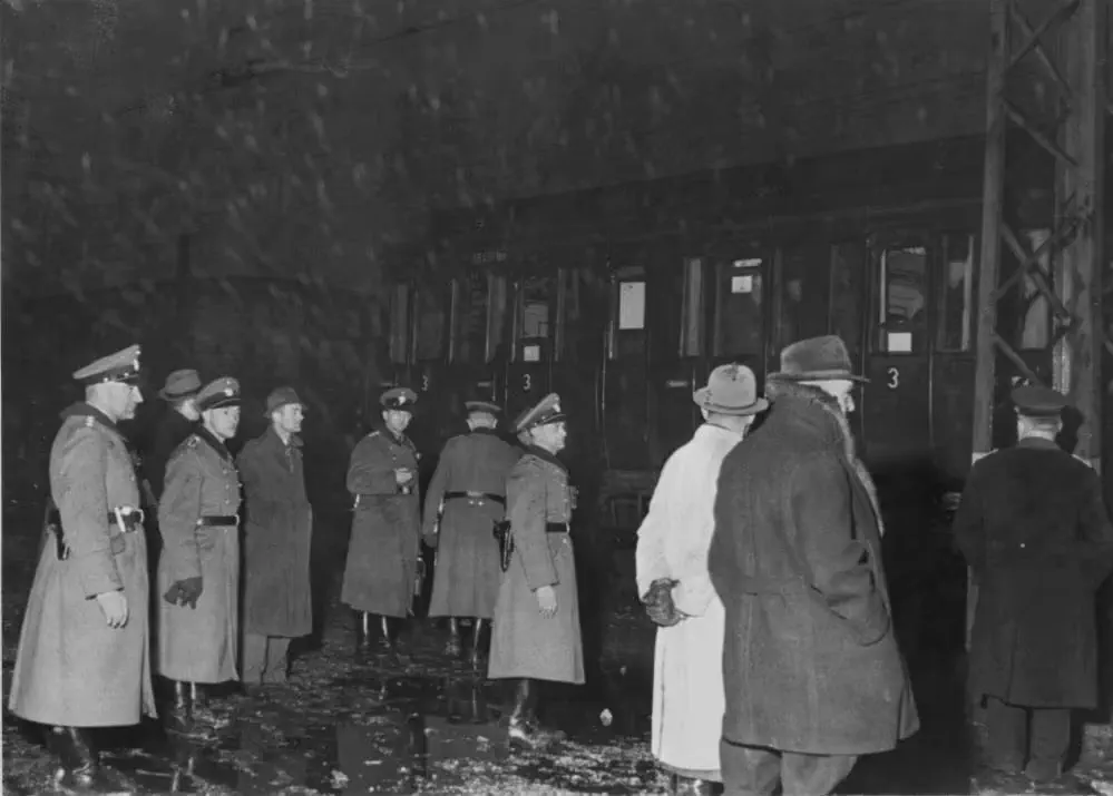 יהודי מינכן בדרך לרכבת