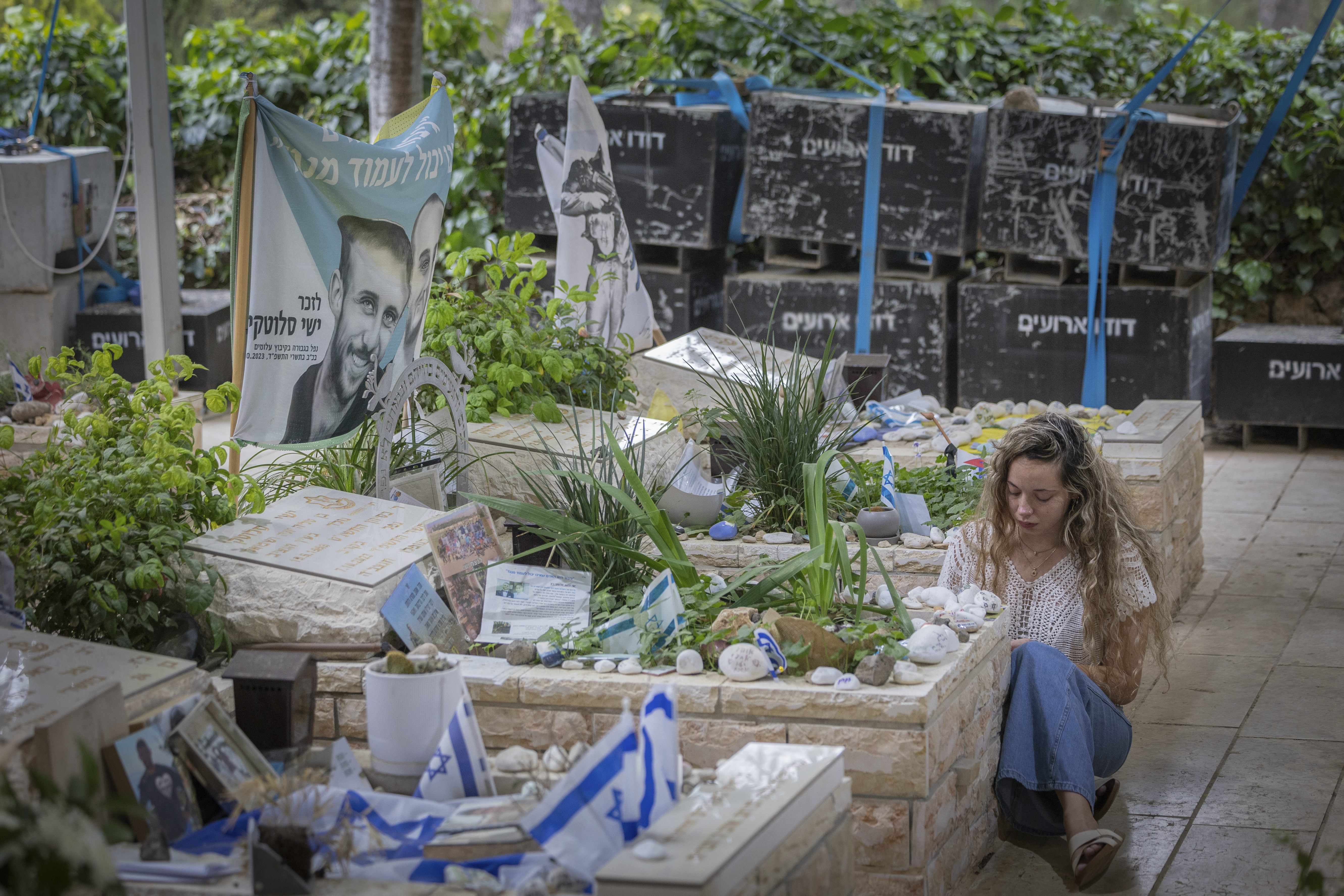 אביה סלוטקי בקברו של ישי, יום לפני החתונה