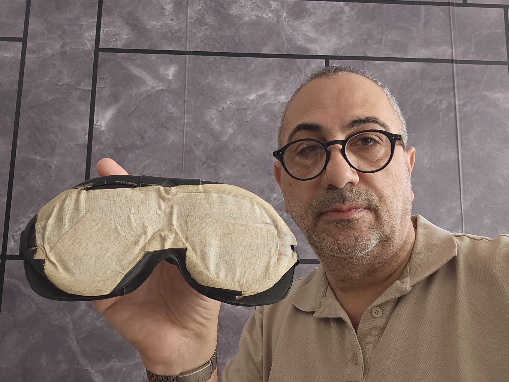 עם כיסוי העיניים. אבנר אברהם