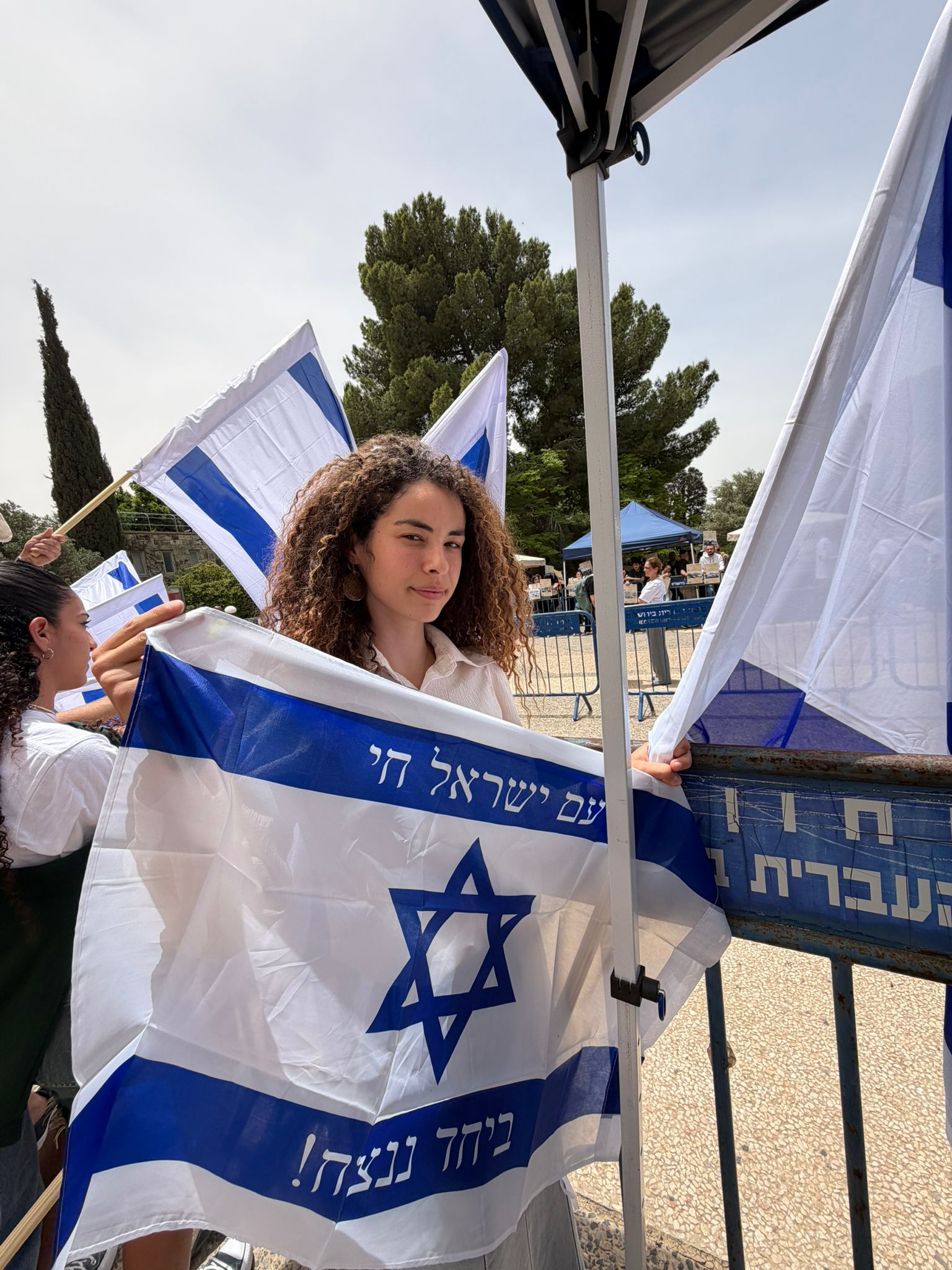 מפגינה מתא דור ציוני מוחה נגד העצרת