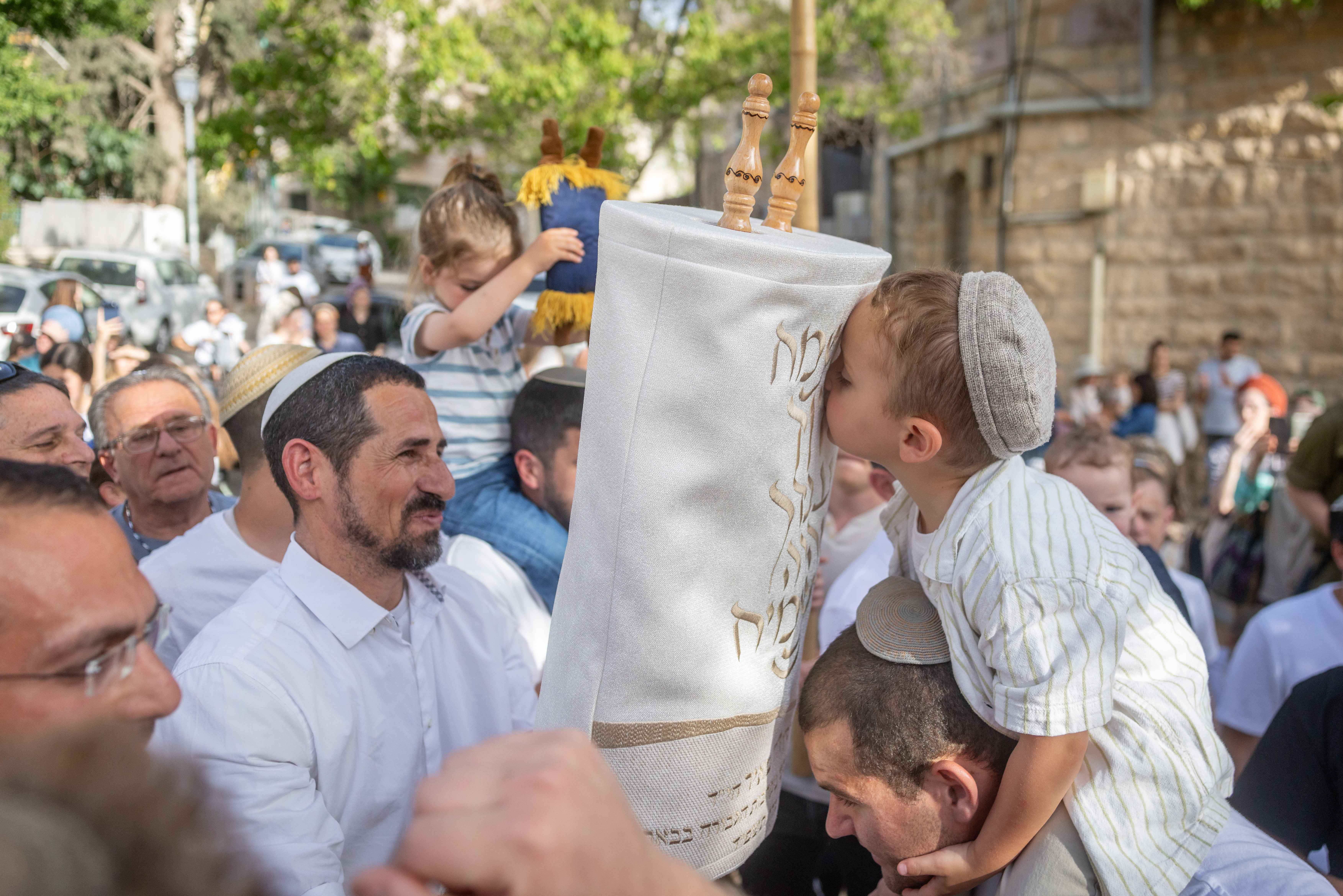 שקד מאיר מנשק את ספר התורה