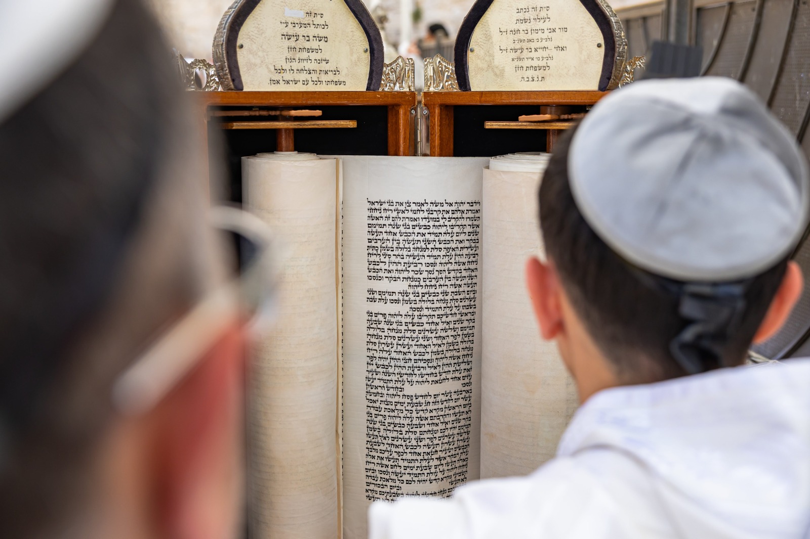 אחד מילדי הבר מצווה עולה לתורה