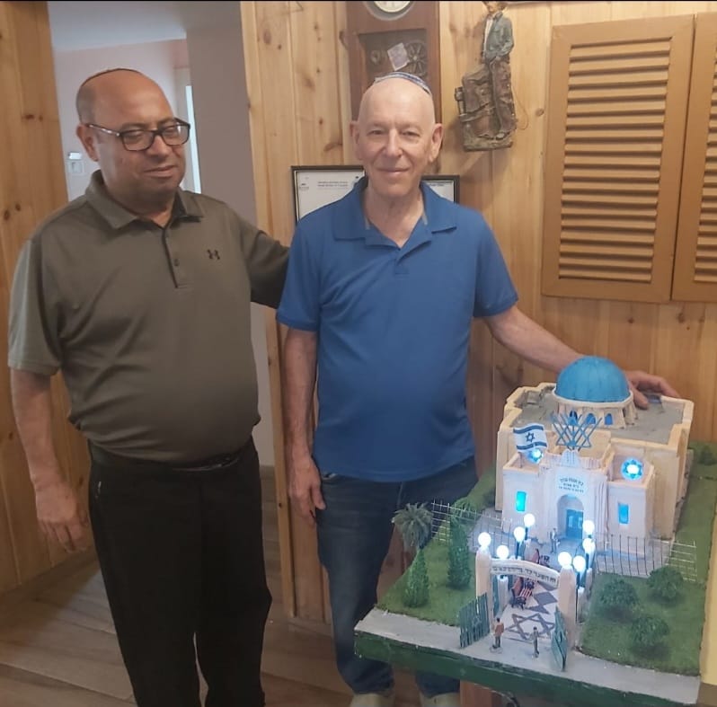 קיבייקו ובן סבו עם דגם בית הכנסת