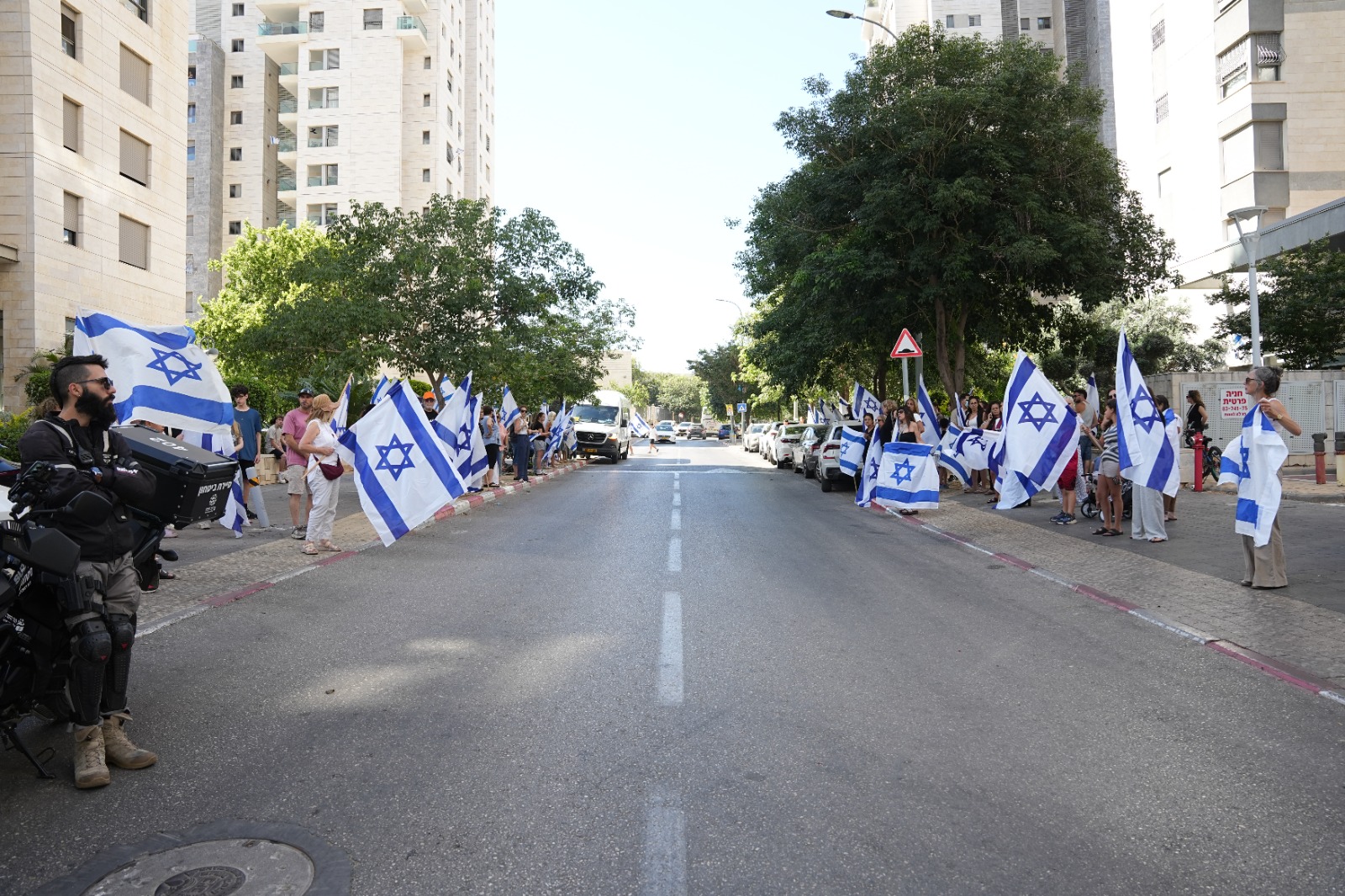 תושבים מלווים את משפחת כבביה