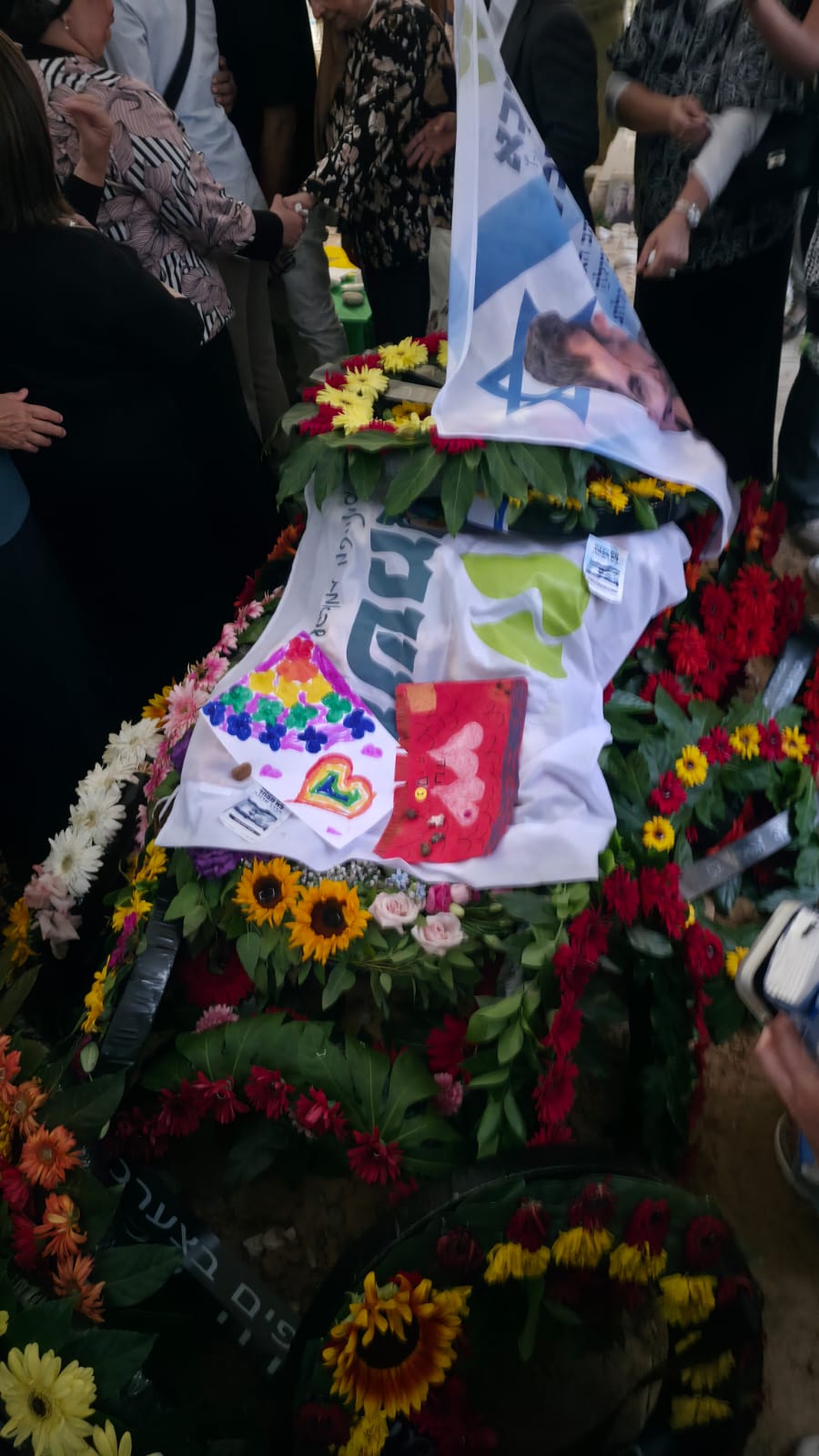 הציורים שהניחה נסיה על קברו של נוה ז"ל