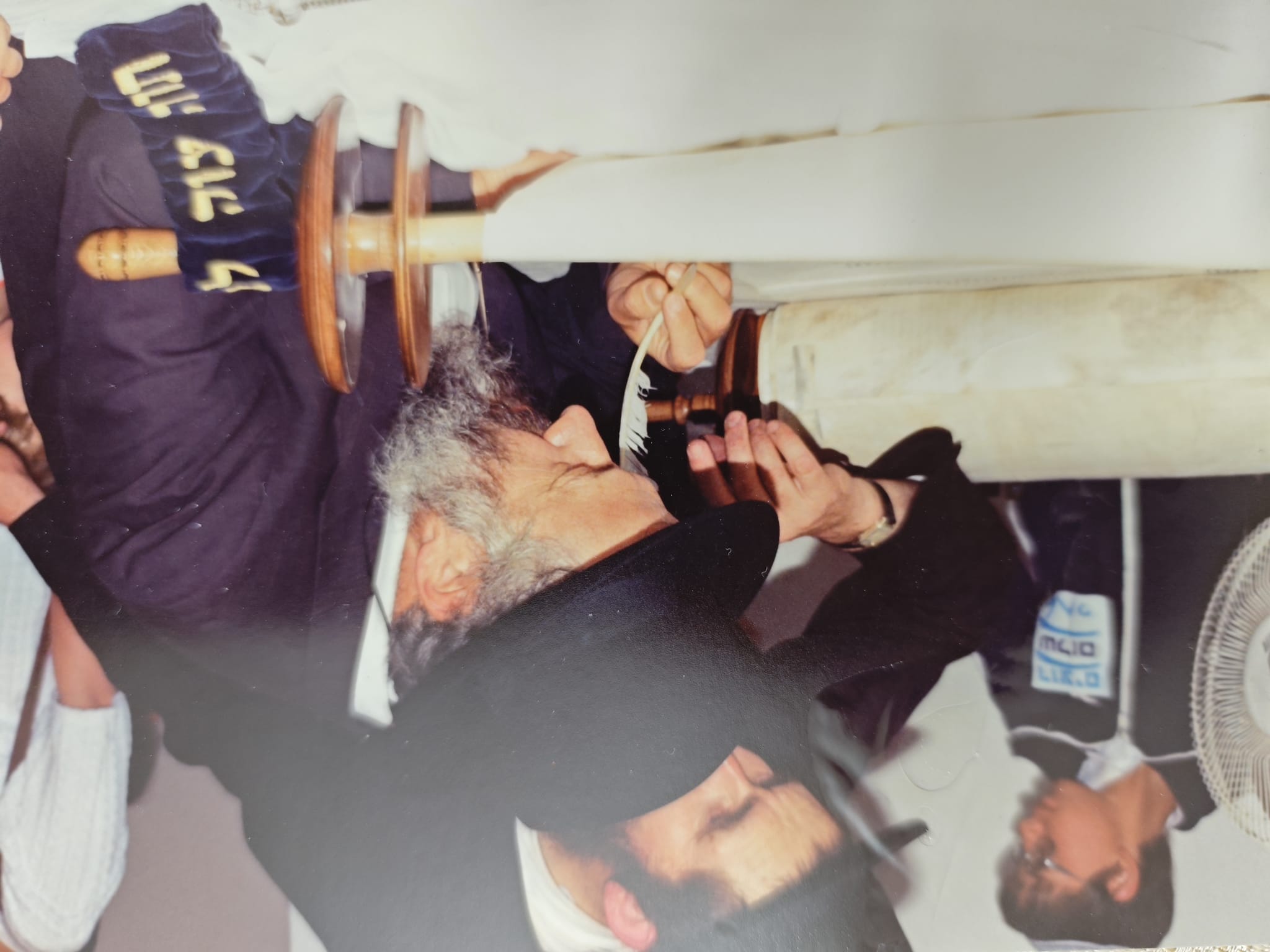 שרייבר בהכנסת ספר תורה בישיבת יצהר