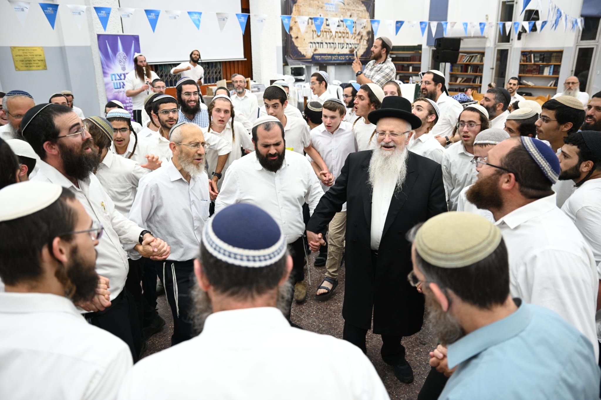 רבני הישיבה ותלמידיה רוקדים