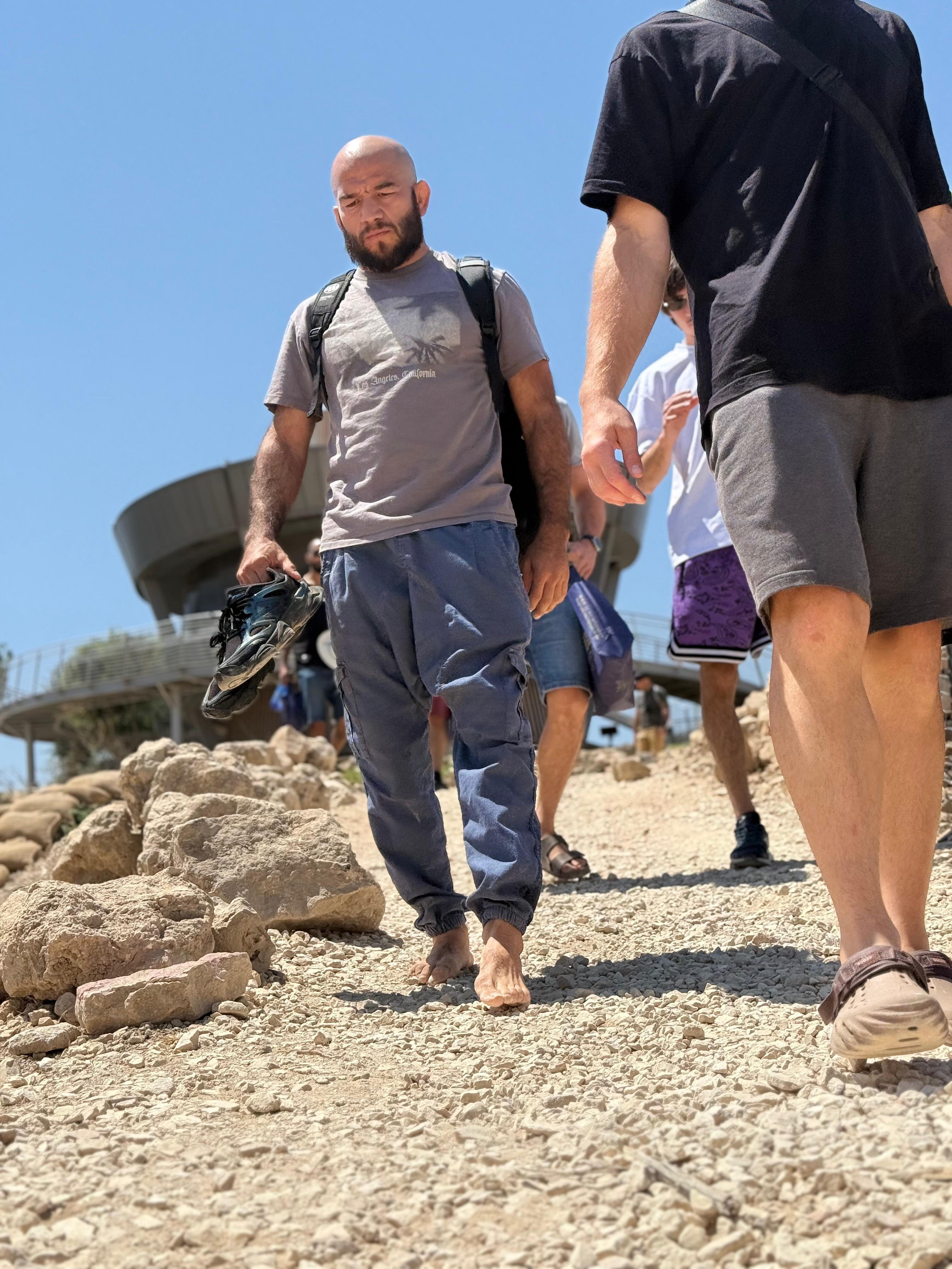 צועד יחף בשילה