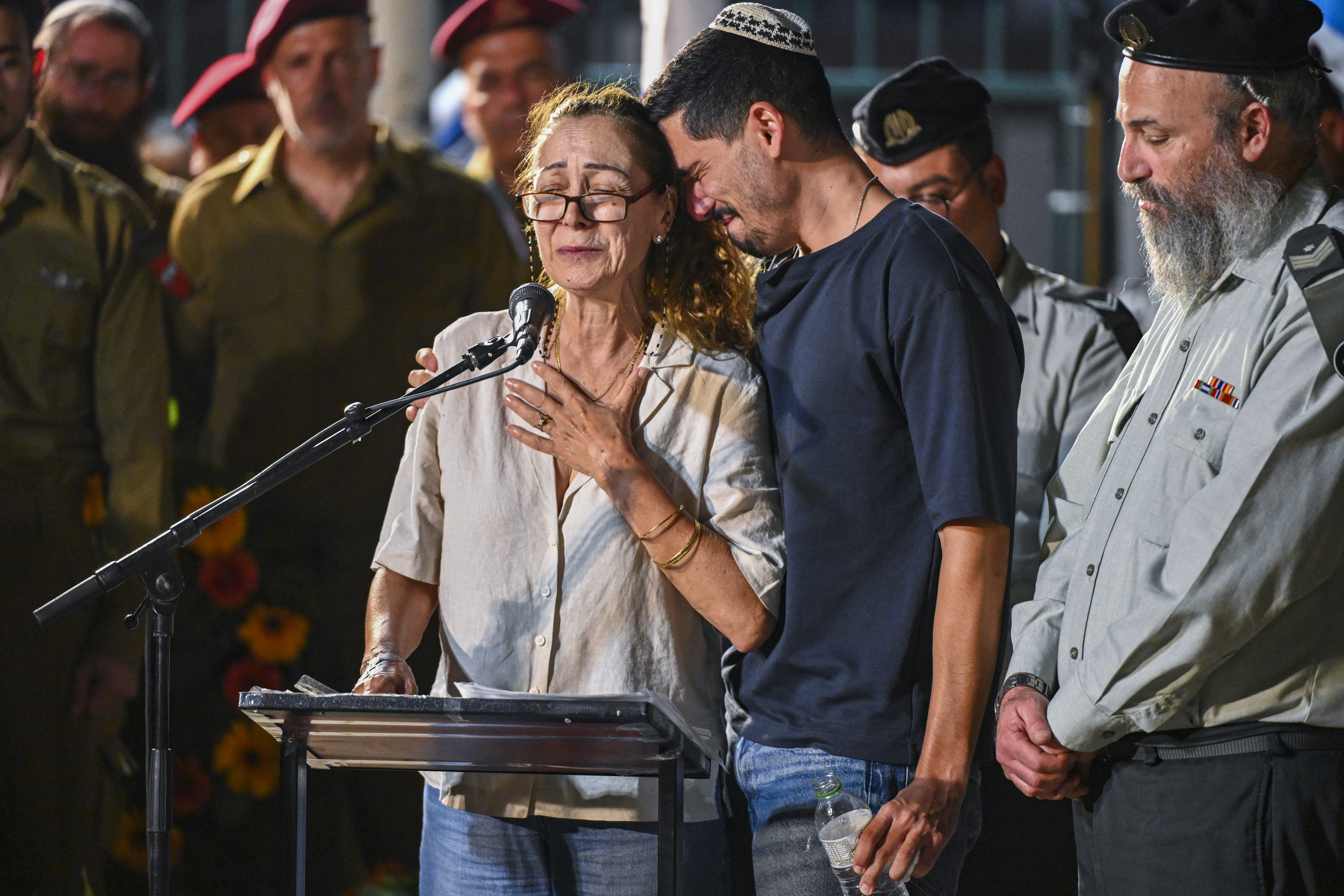 נפרדים בדמעות