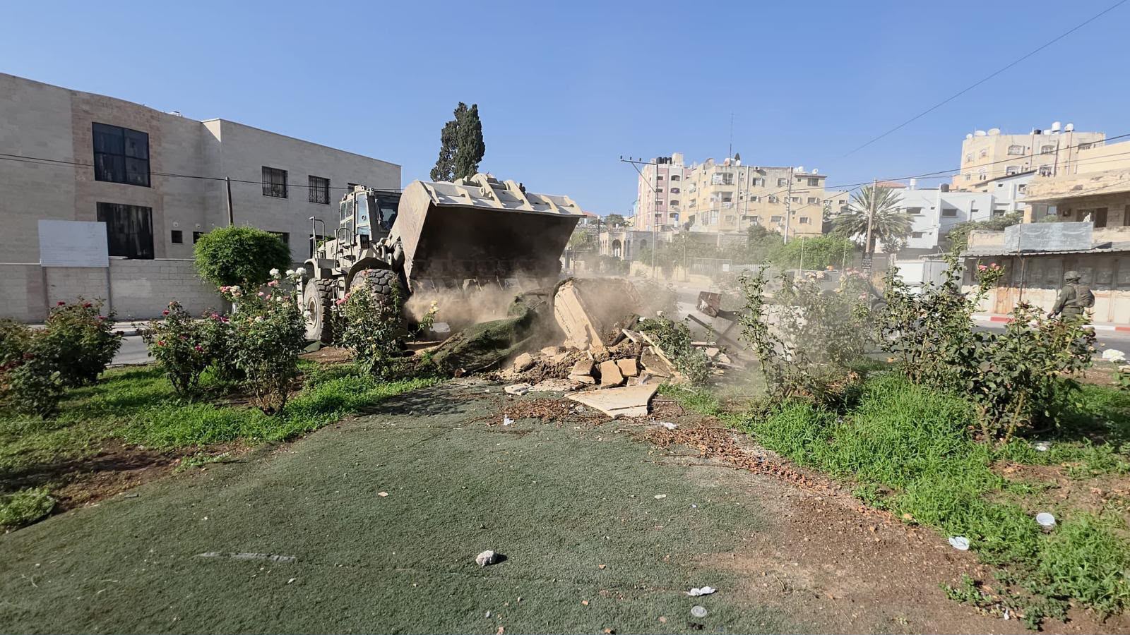 תמונה שפרסם צה"ל של הריסת אנדרטת מחבל