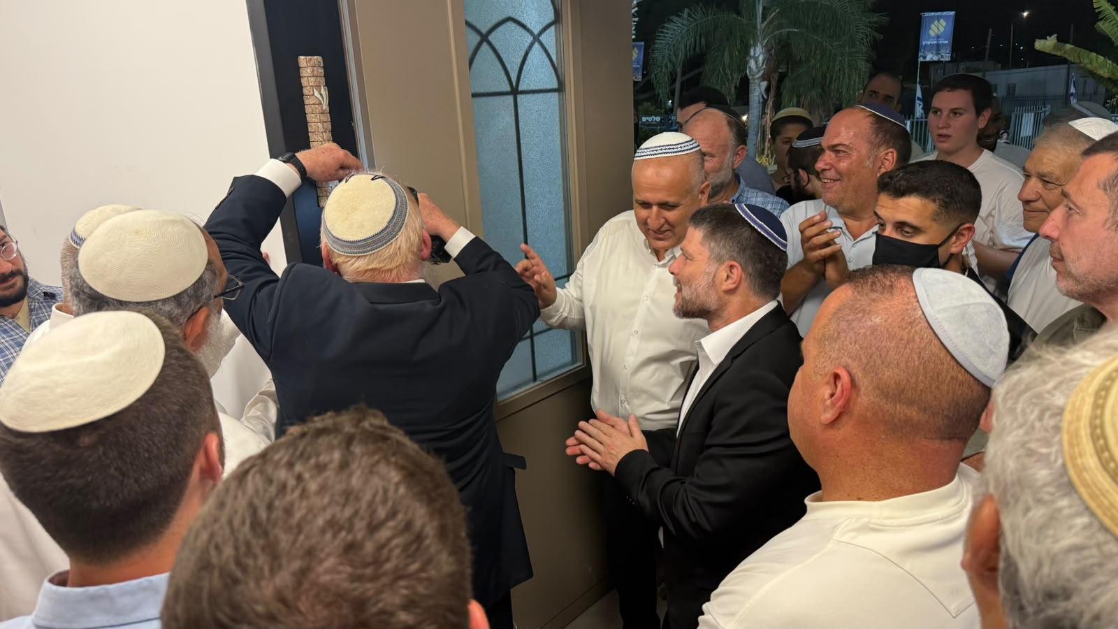 הרב וייצן וסמוטריץ' קובעים מזוזה בישיבה