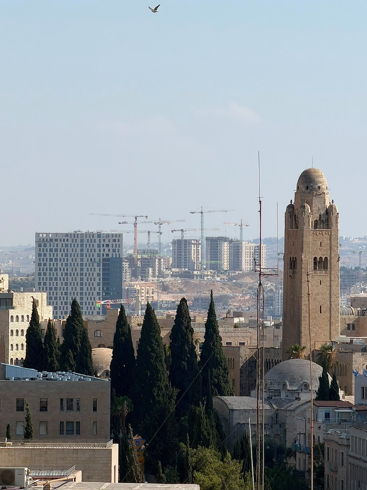מנופים בגבעת המטוס ברקע מגדל ימקא