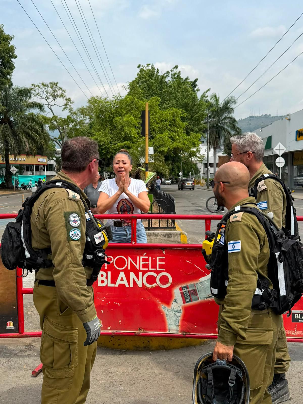 אישה מקומית מודה למחלצים הישראלים