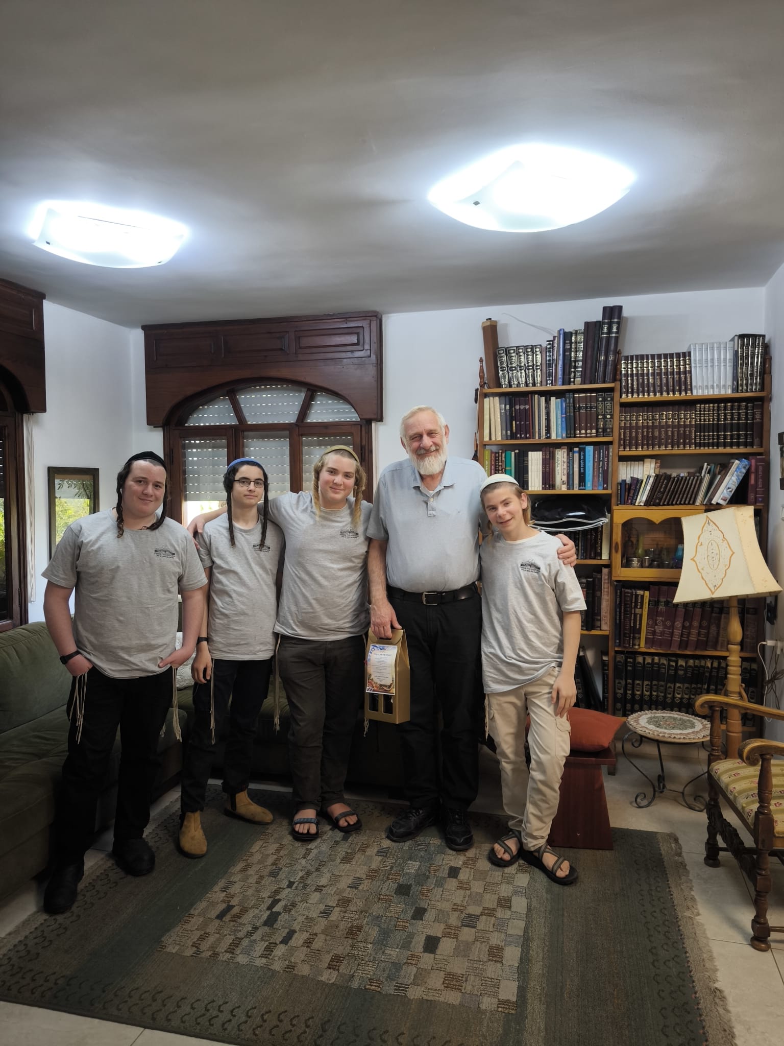התלמידים אצל הרב שלום שראל