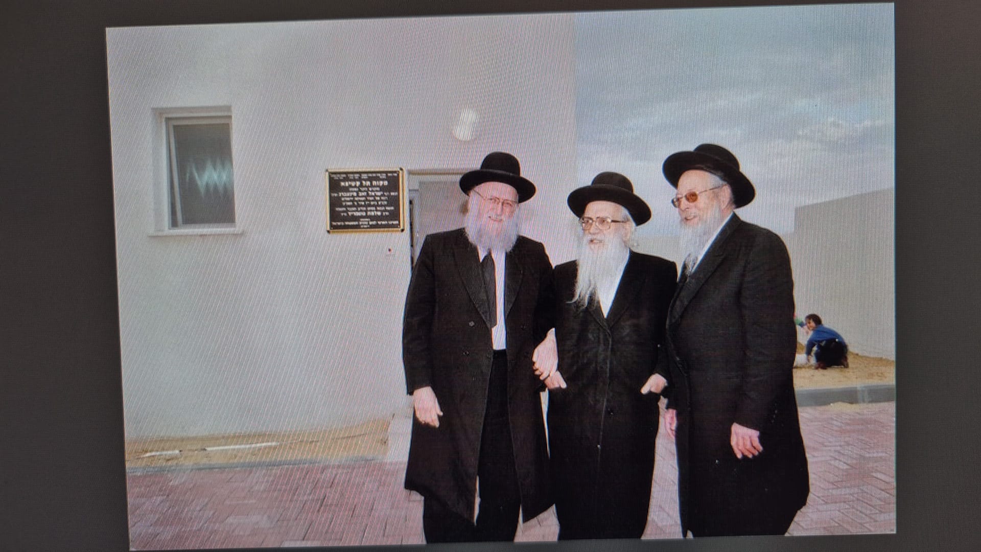 הרב אוירבך (במרכז) בגוש קטיף