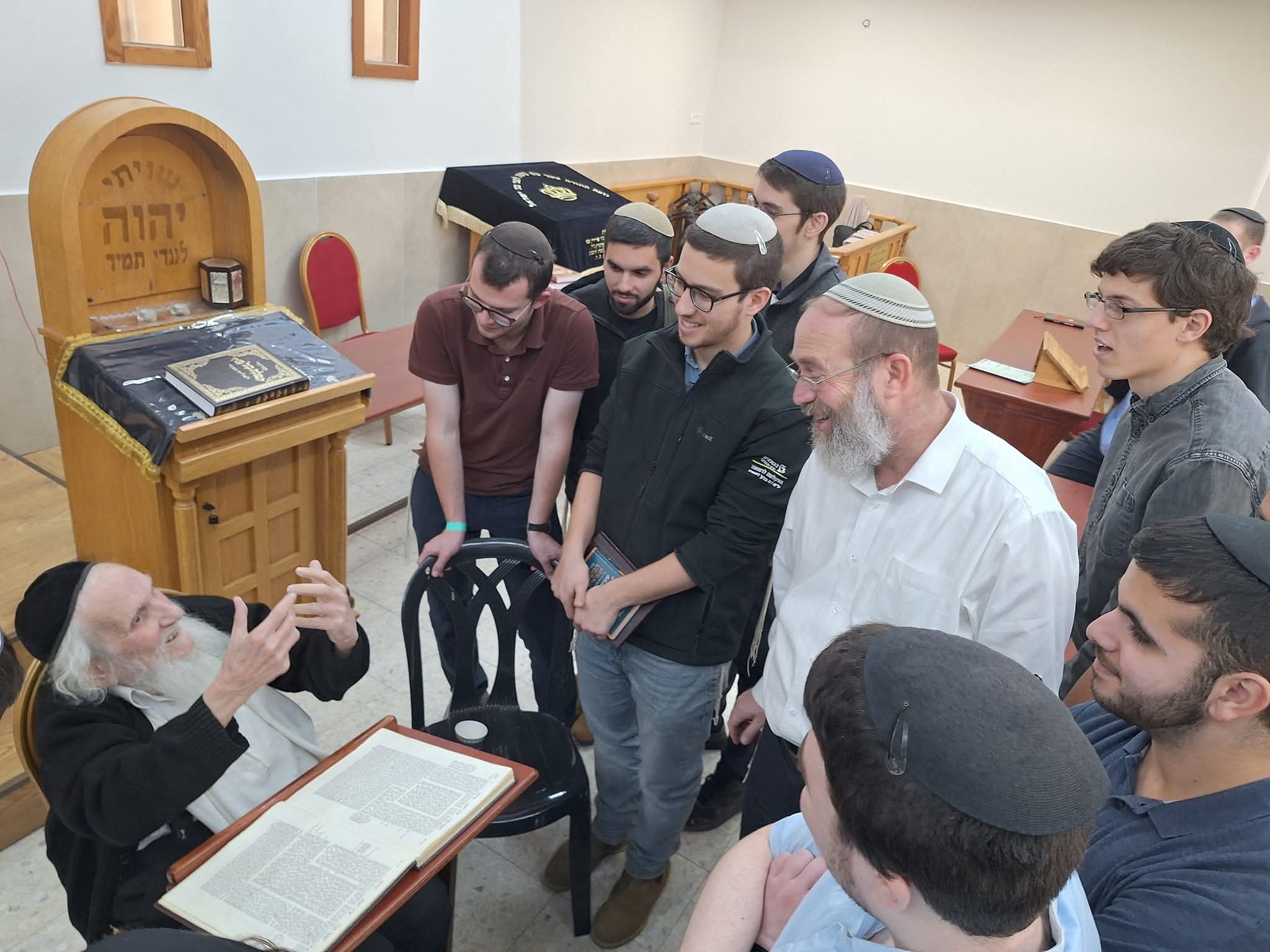 תלמידי ישיבת הכותל אצל הרב אוירבך