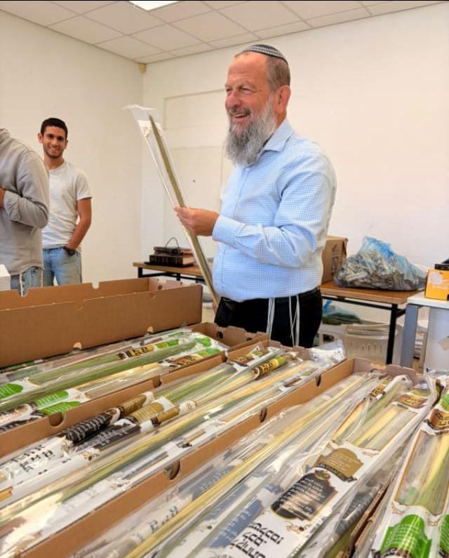 הרב חיים גנץ בודק את הלולב