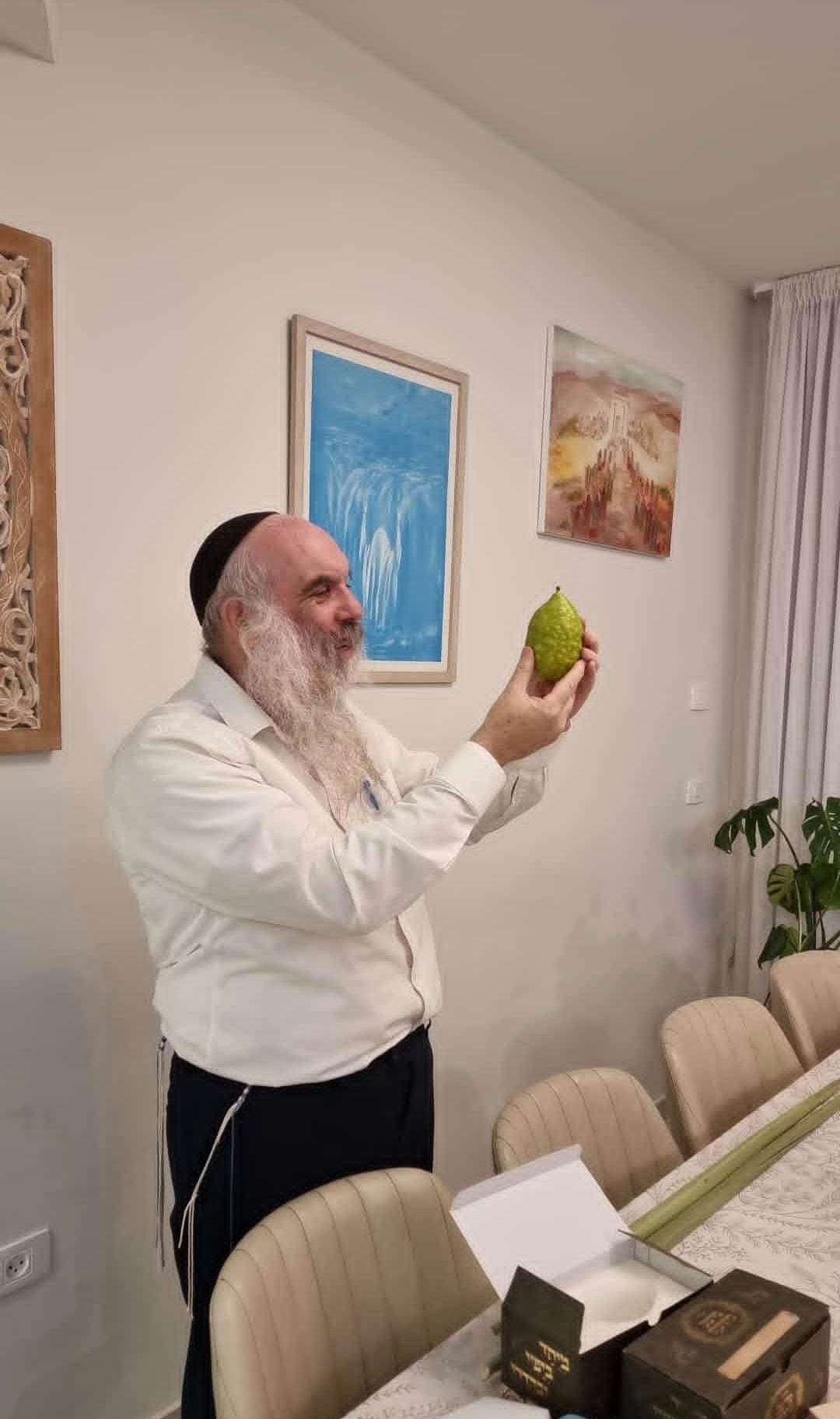 הרב יהושע שפירא בודק את האתרוג