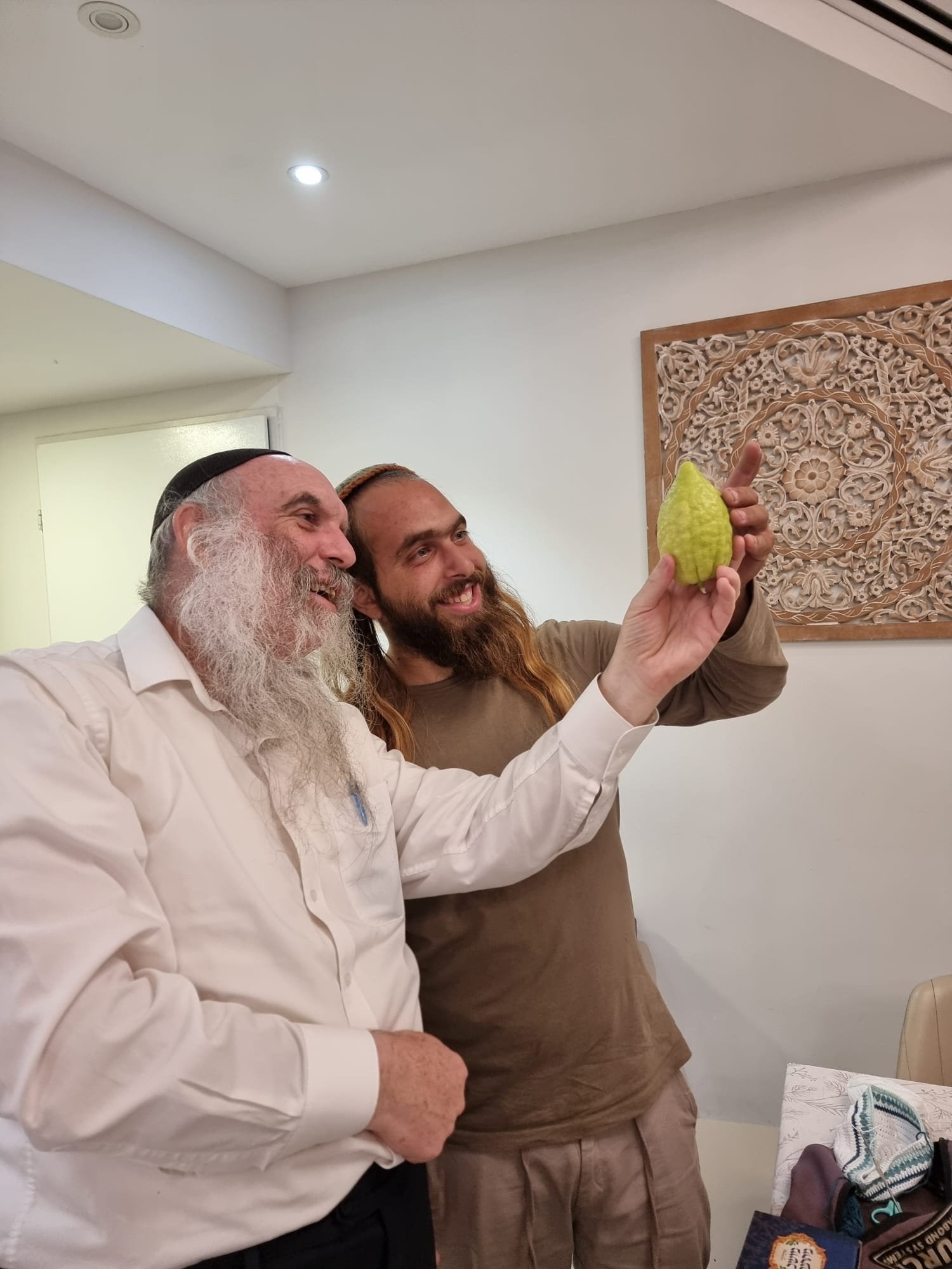 הרב יהושע שפירא ואורי שטטמלר בבדיקת האתרוג