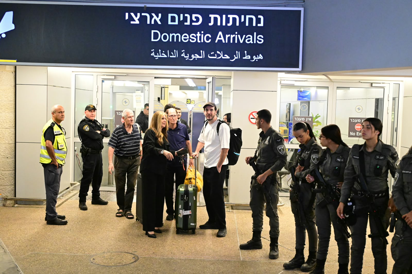 נוסעי טיסת החילוץ יוצאים מנתב"ג