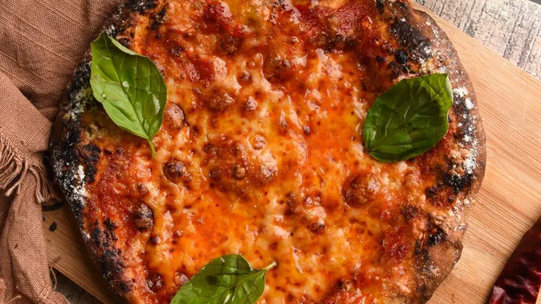 פיצה קצת חריפה עם פלפלים                                                                                                