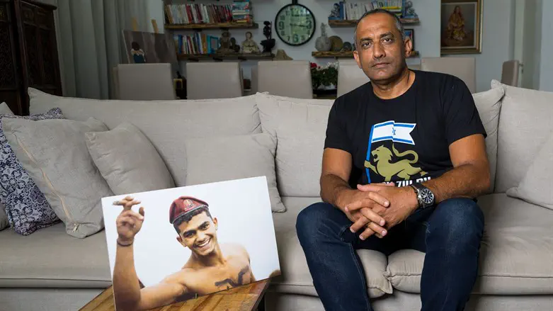 דדי שמחי עם תמונת בנו גיא הי"ד 