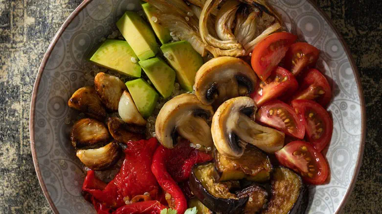 בּוֹל קינואה וירקות 