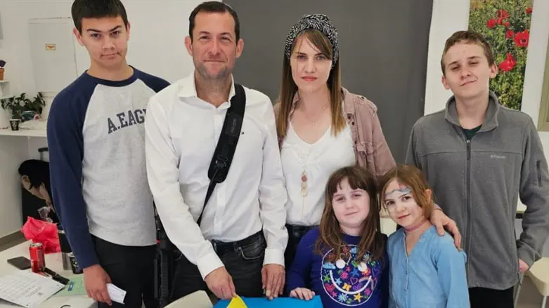 Йоси Даган голосует вместе со своей семьей