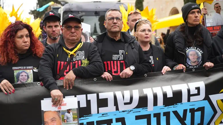 משה ליאון בתהלוכה עם משפחות החטופים