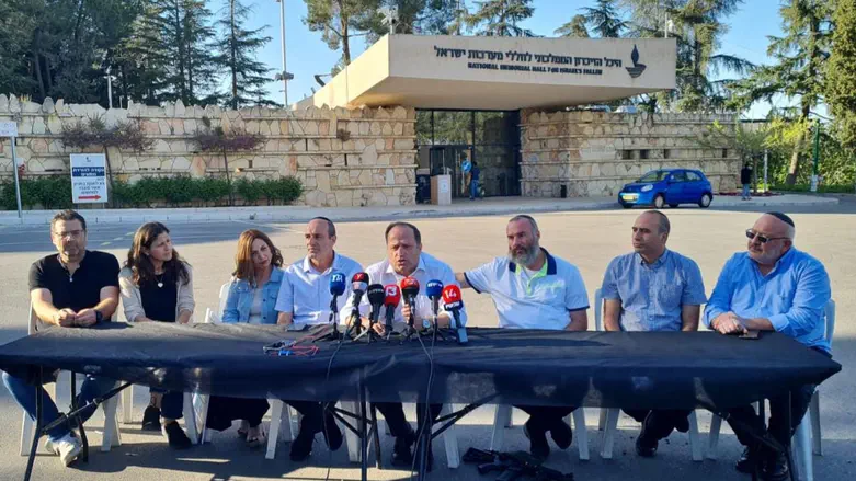 המשפחות השכולות במסיבת העיתונאים