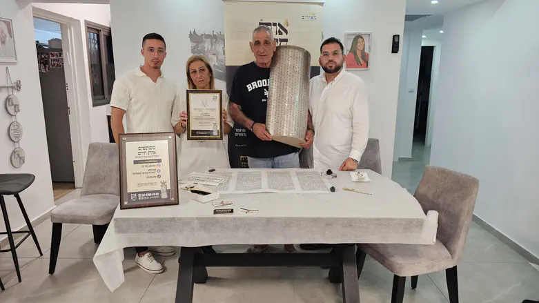 כתיבת האותיות בבית משפחת גז באשקלון