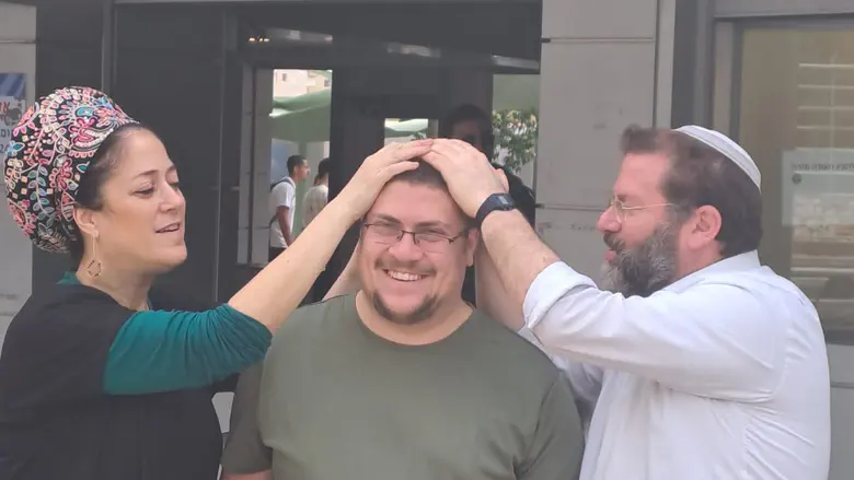 הרב חגי לונדין ורעייתו מברכים את בנם המתגייס