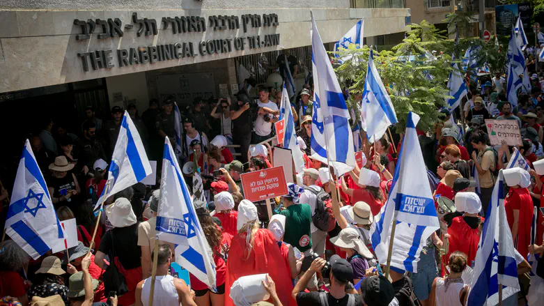 ההפגנה מחוץ לבית הדין הרבני בת"א בקיץ שעבר