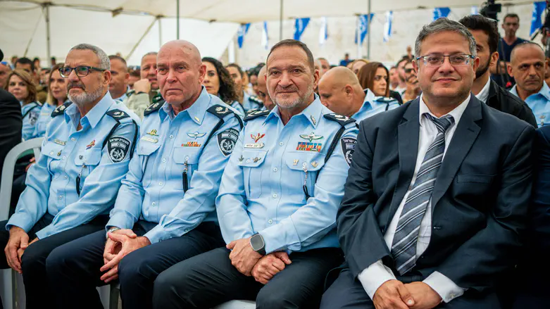 השר בן גביר וניצב אבשלום פלד (שלישי מימין)