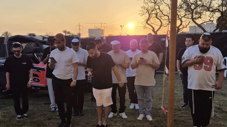 עומר אדם בתפילה