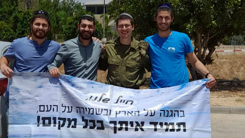 אילן כהן עם חבריו לישיבה