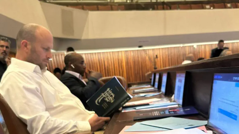 קרויזר קורא את הספר