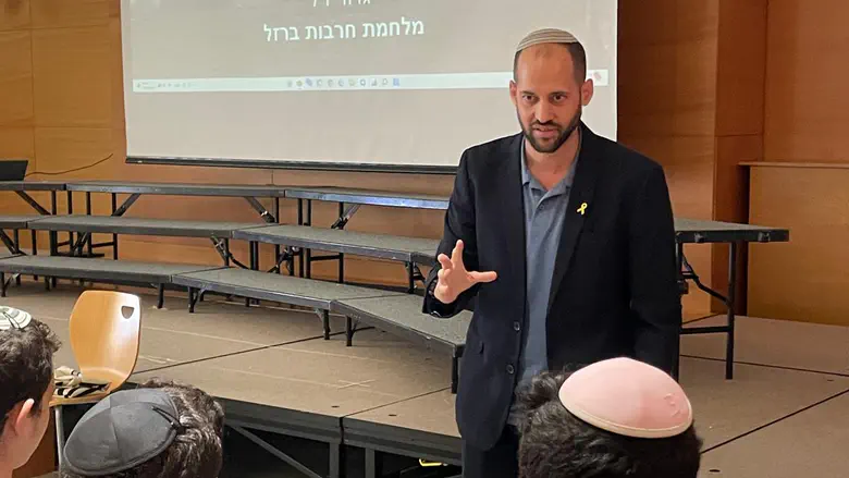 בשיחה עם התלמידים