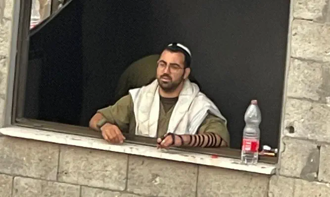 רס"ל סעדיה יעקב דרעי מניח תפילין  