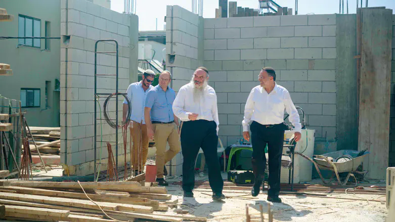 ראשי ומנהלי הישיבה באתר הבנייה