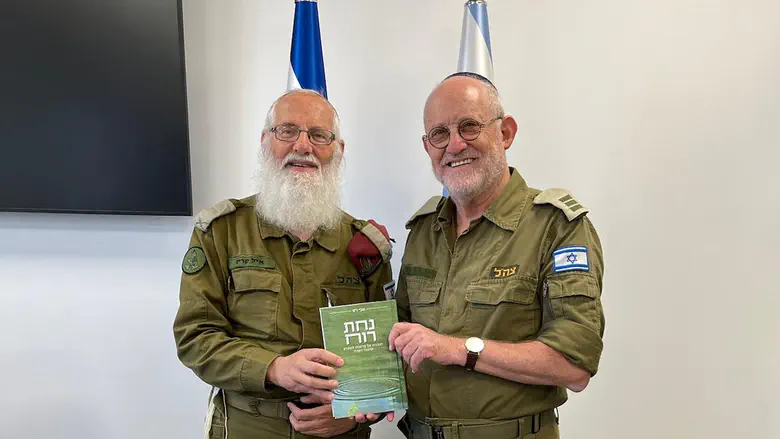 אבי רט מעניק את הספר